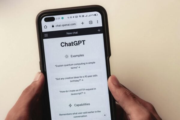 AI聊天機器人ChatGPT的手機界面展示，提供多種常見問題範例，展現人工智慧在自然語言處理和互動應用的功能與優勢。.