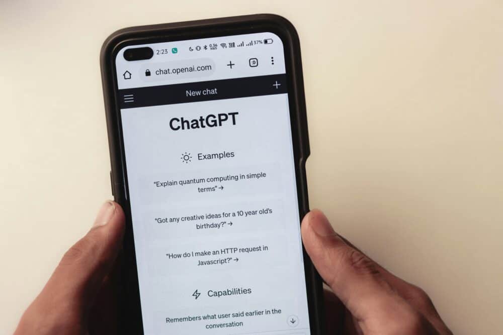 AI聊天機器人ChatGPT的手機界面展示，提供多種常見問題範例，展現人工智慧在自然語言處理和互動應用的功能與優勢。.