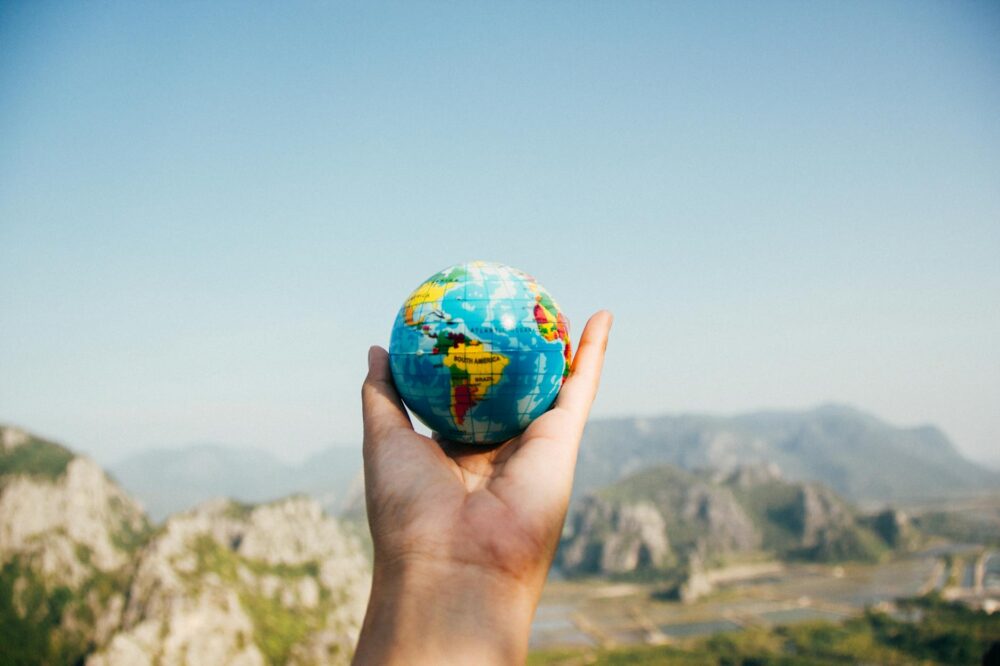 世界地圖與旅行裝備，象徵射手的冒險精神與流動型資金配置
