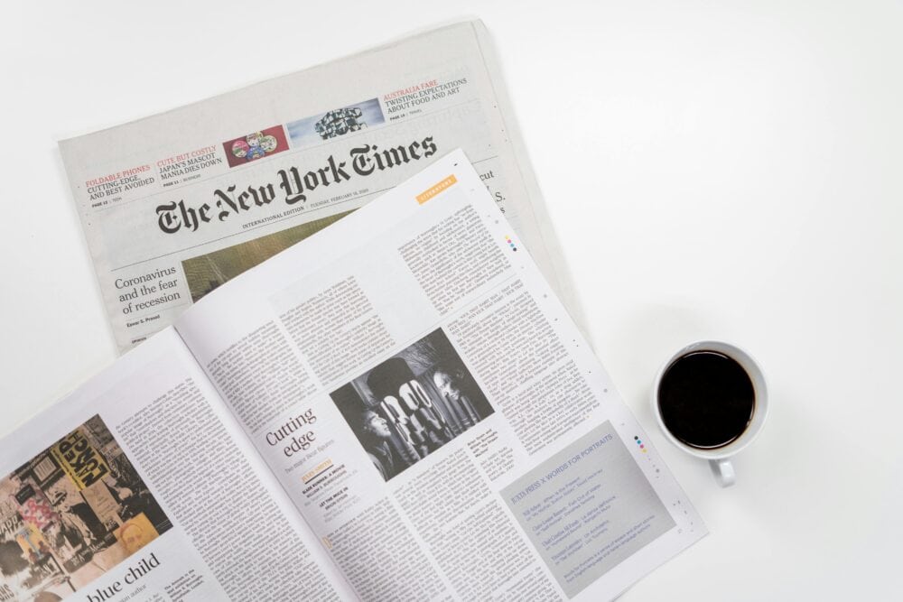 新聞與咖啡圖片，展現知識傳遞與資訊更新的氛圍，適合用於科技、媒體與知識分享相關的內容。.