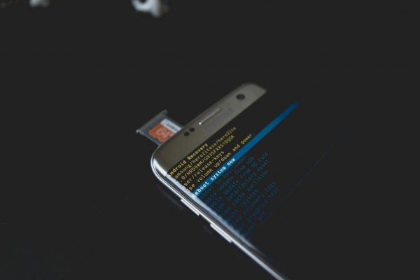 Android 本機備份與還原教學(今年最新): ADB 指令與備份 App 完整指南 Close-up of a smartphone displaying Android recovery mode with an SD card inserted.