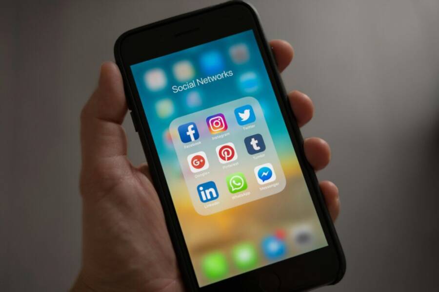 擁有 iphone 的人顯示社交網絡文件夾