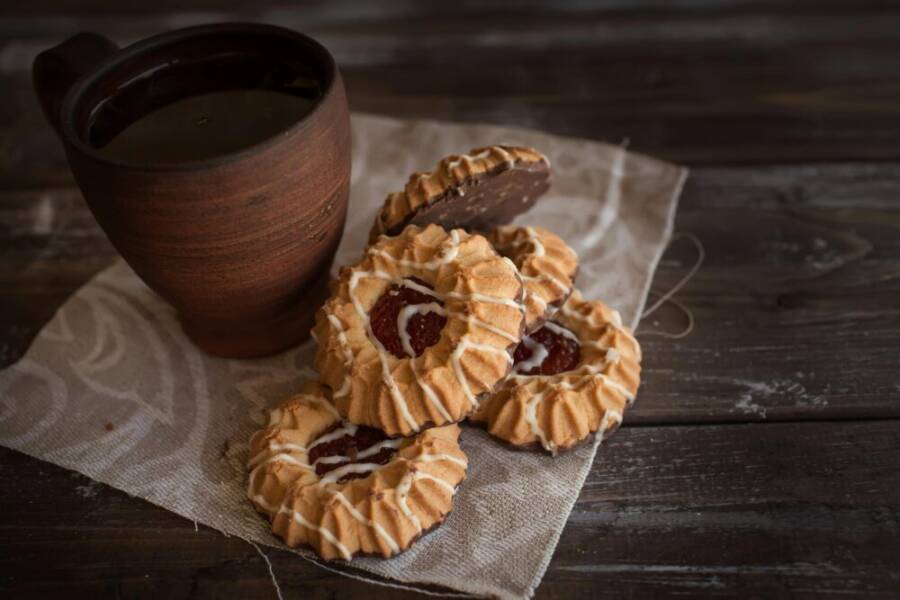 餅乾旁邊的棕色杯子
