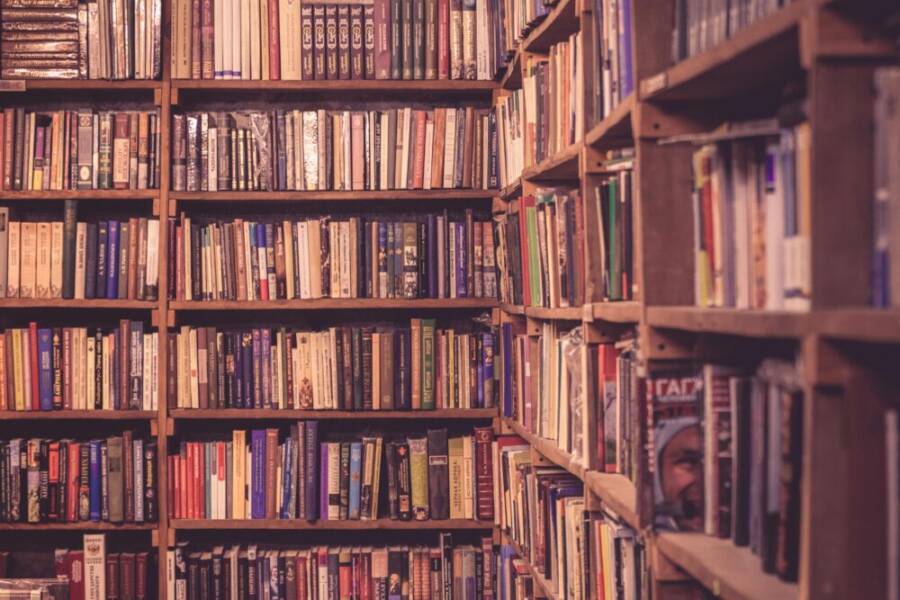 圖書館書架上的書