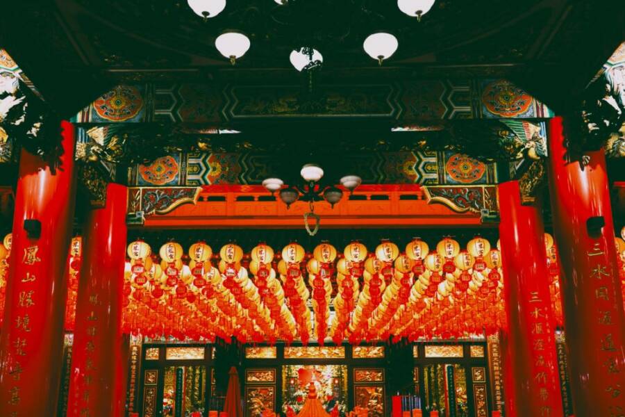 台灣寺廟內部充滿活力，裝飾著紅燈籠和精美的裝飾。