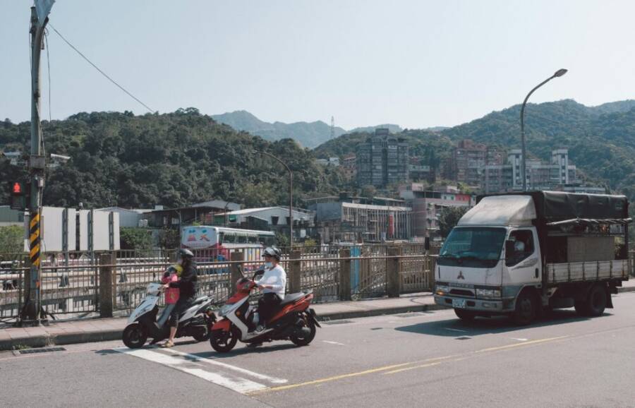 街景與山丘相伴的機車通行
