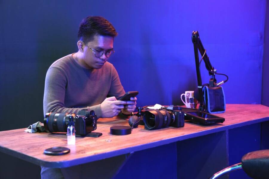 image of a person setting up microphone and smartphone