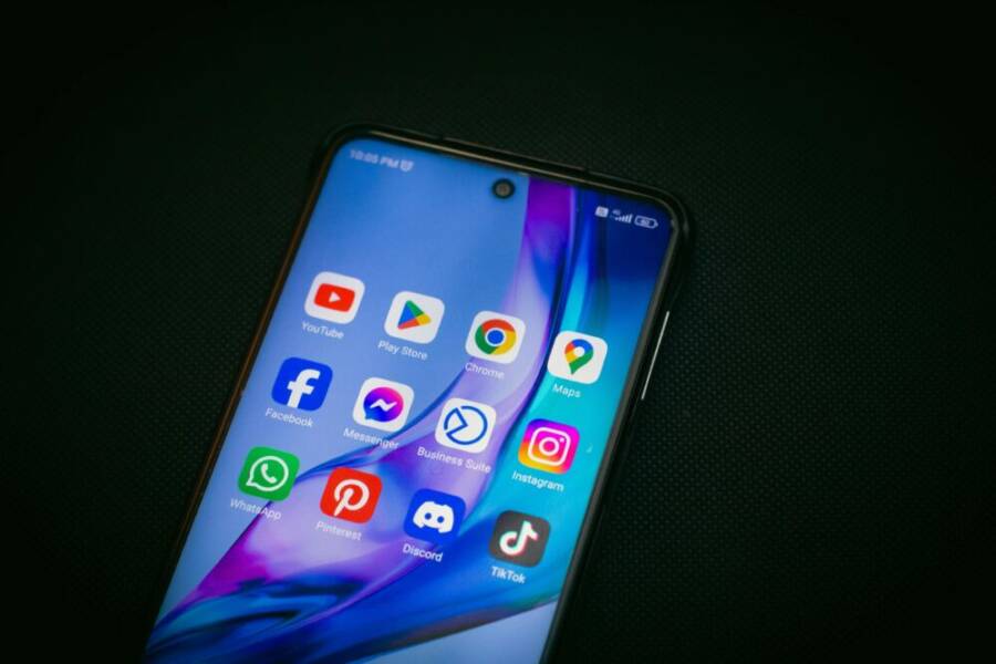 手機屏幕與常用 App 圖示