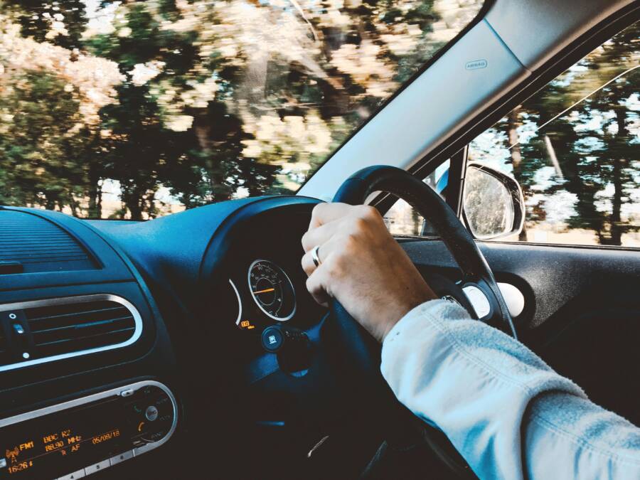 持有黑色車輛路線的人